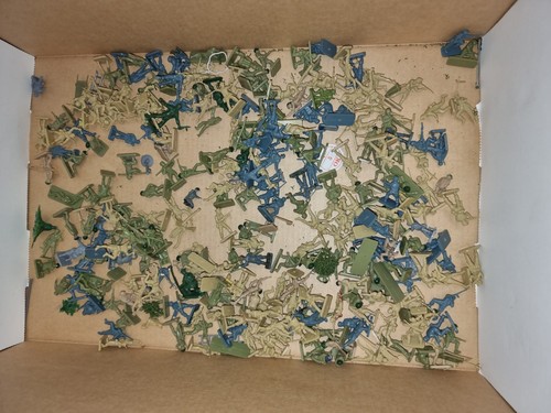 Konvult plastiksoldaten - ,